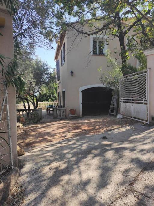 T2 En Rez De Chaussee De Villa A Cuers Exterior photo